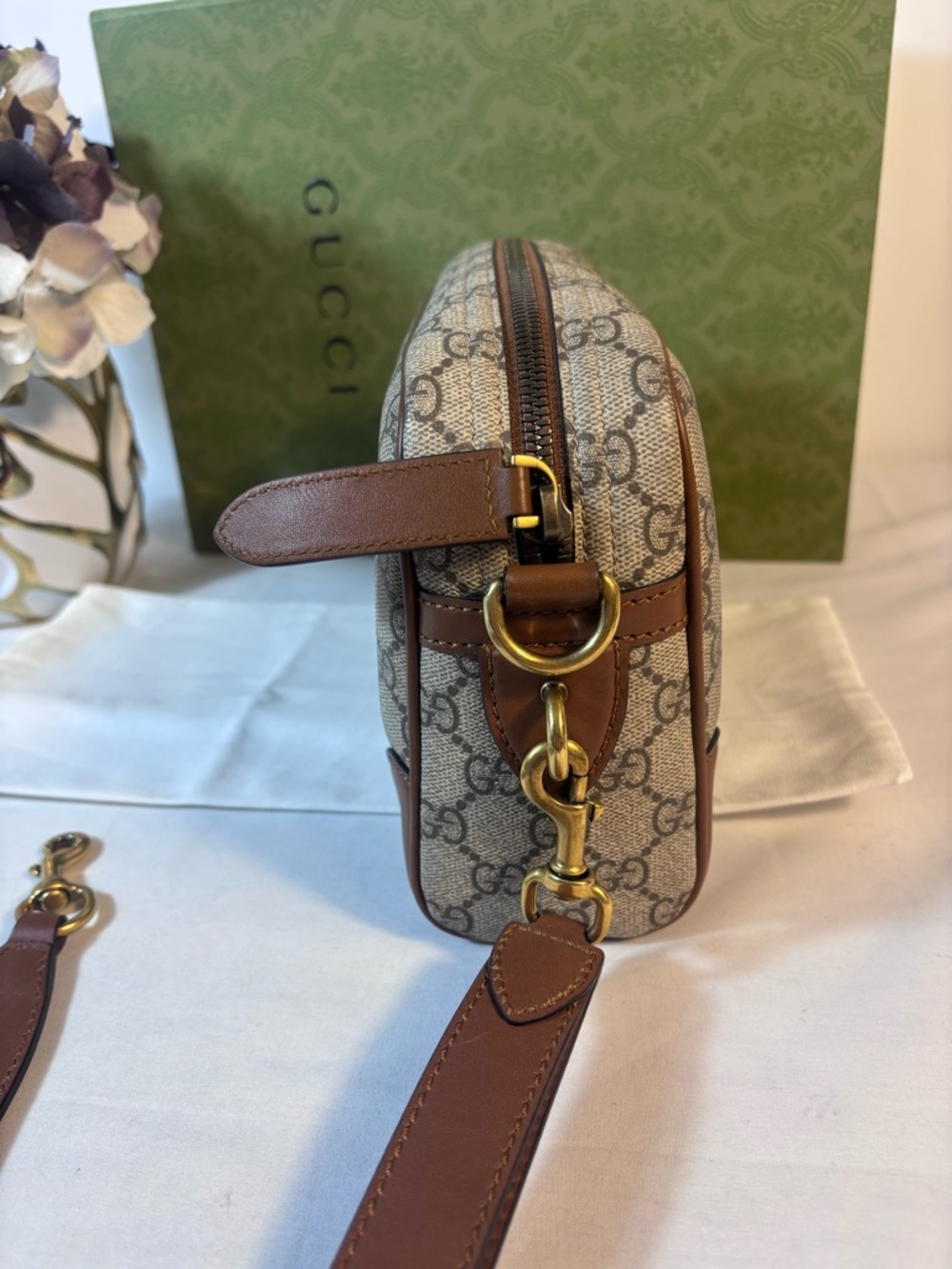 Beautiful Gucci Small Emblem Crossbody - Picture 5 of 16